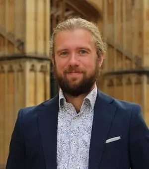 Dr Aaron Larsen