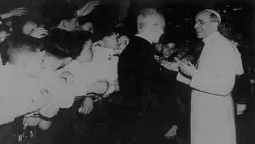 St Peter Basilica, Pope Pius XII greets pilgrims, Wikimedia Commons