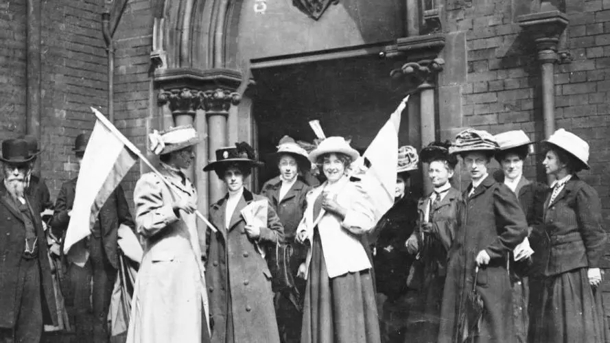 Mabel Capper and fellow Suffragettes demonstrating outside the Police Court 